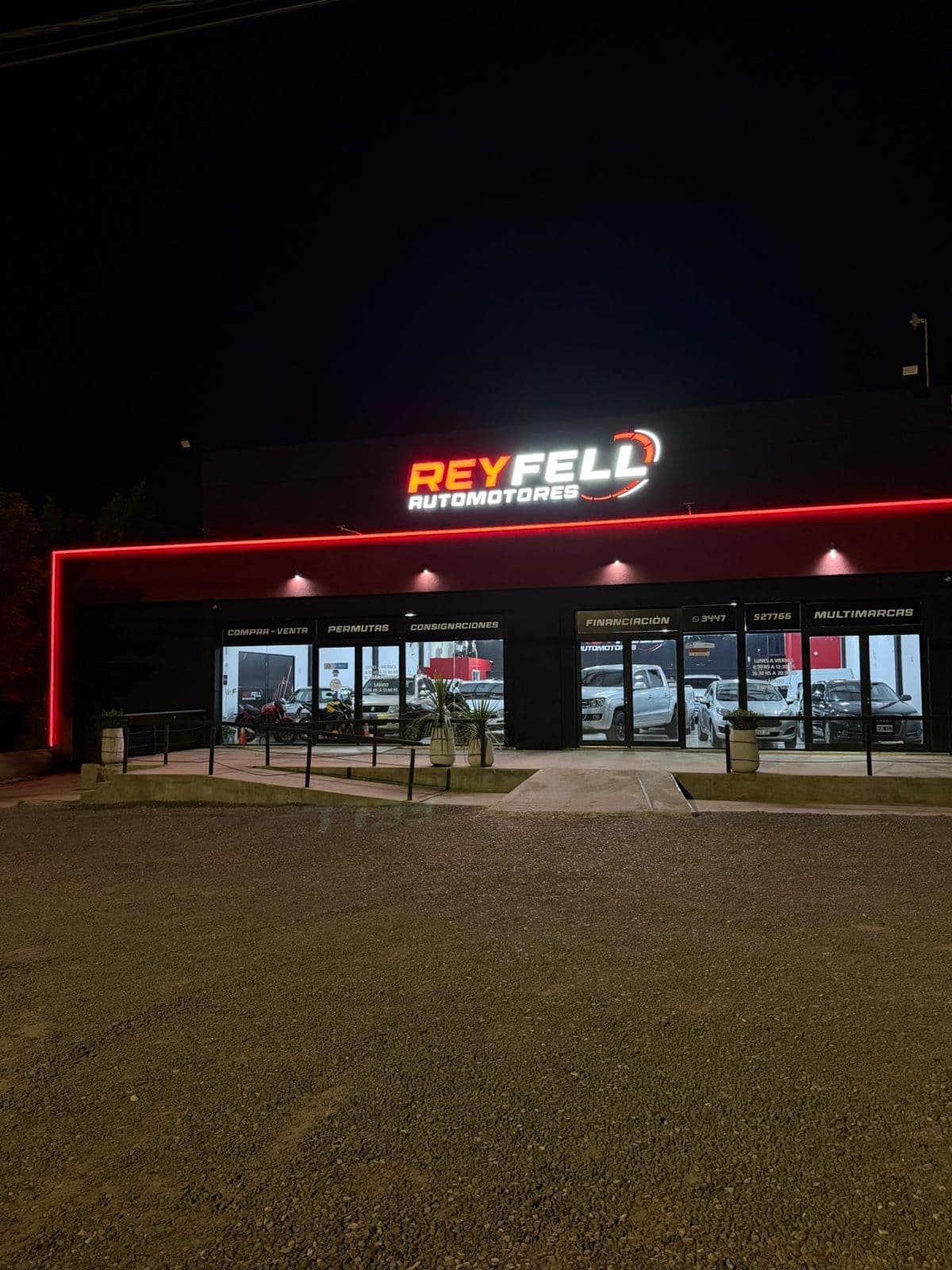 Fachada nocturna de ReyFell Automotores